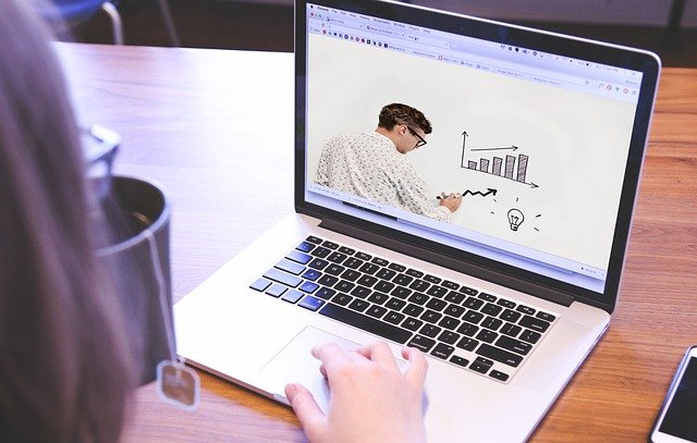 Distanciel ou présentiel, quel parcours de formation pour quelle efficacité ?